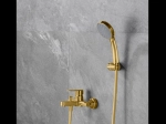 Robinet de baignoire avec douche à main. Le robinet est composé d'un corps principal en laiton dotés d'une finition or brossé, offrant un aspect élégant et moderne. GARANTIE 5 ANS, LIVRAISON OFFERTE 5 à 6 Jours
